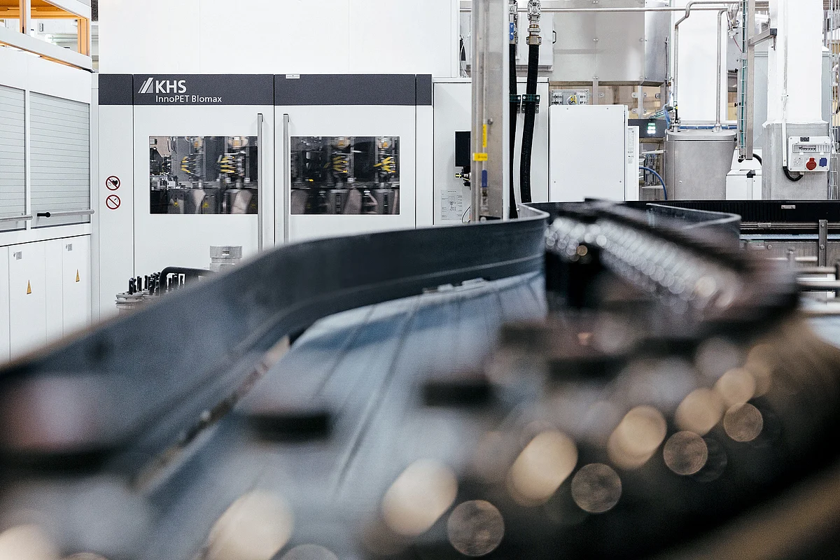 The InnoPET Blomax Series V stretch blow molder cuts energy consumption by up to 40% and by making effective use of materials also saves up to 10% in PET, thus conserving valuable resources.
