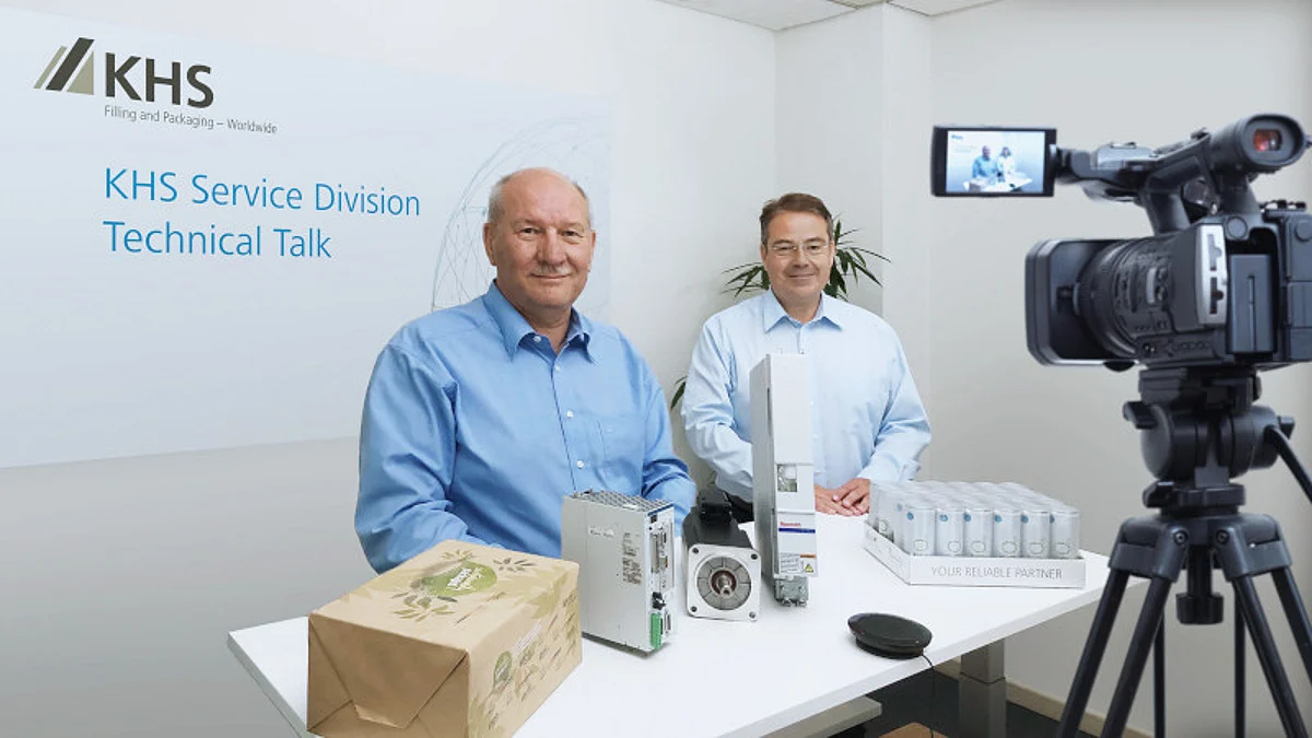Armin Wille (right) and his colleague Werner Ageling from Kleve talk about packaging alternatives in their very own TV studio