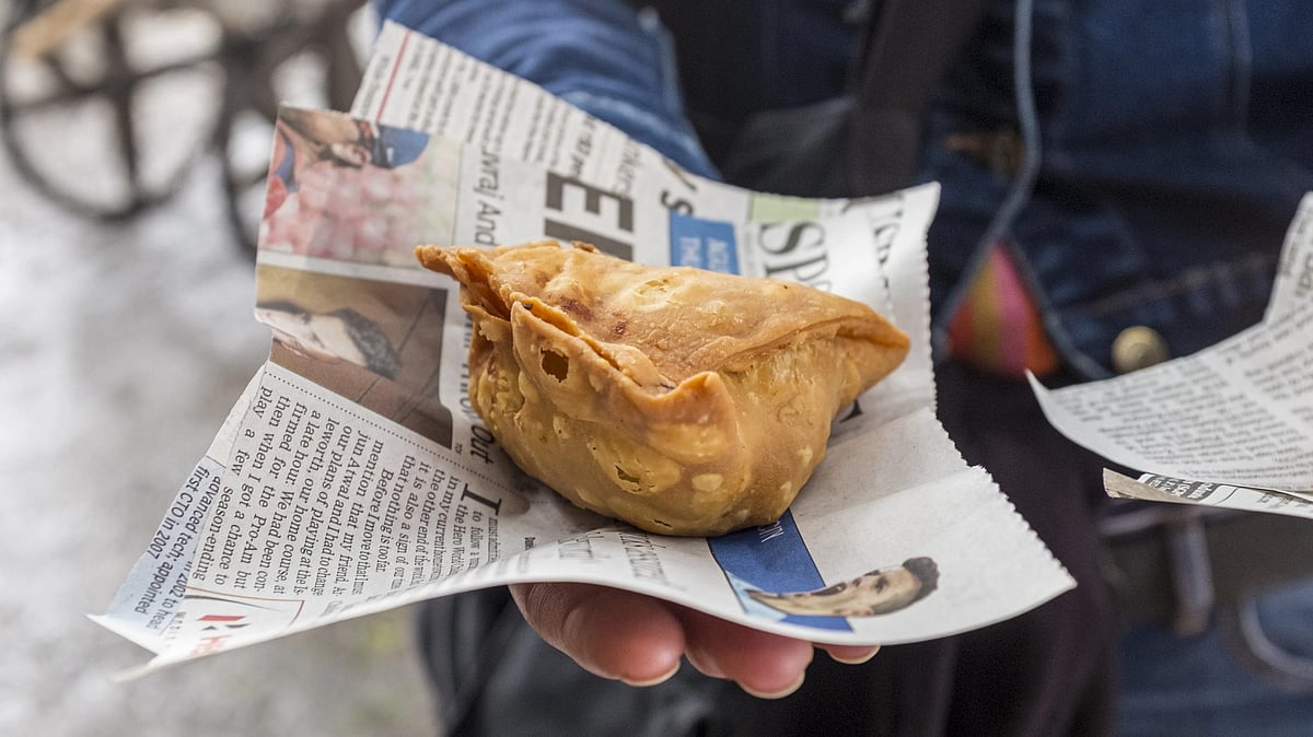 FSSAI strongly urges consumers and food vendors to immediately stop using  newspaper for packing or serving food items