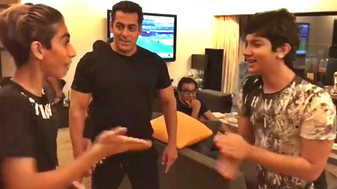 Watch Salman Khan Play Red Hand Game With His Nephews Nirvaan Arhaan Ayaan Salman khan filmleri türkçe salman khan filmleri izle salman khan dublaj filmleri salman khan filmleri salman.khan filmleri salman. watch salman khan play red hand game