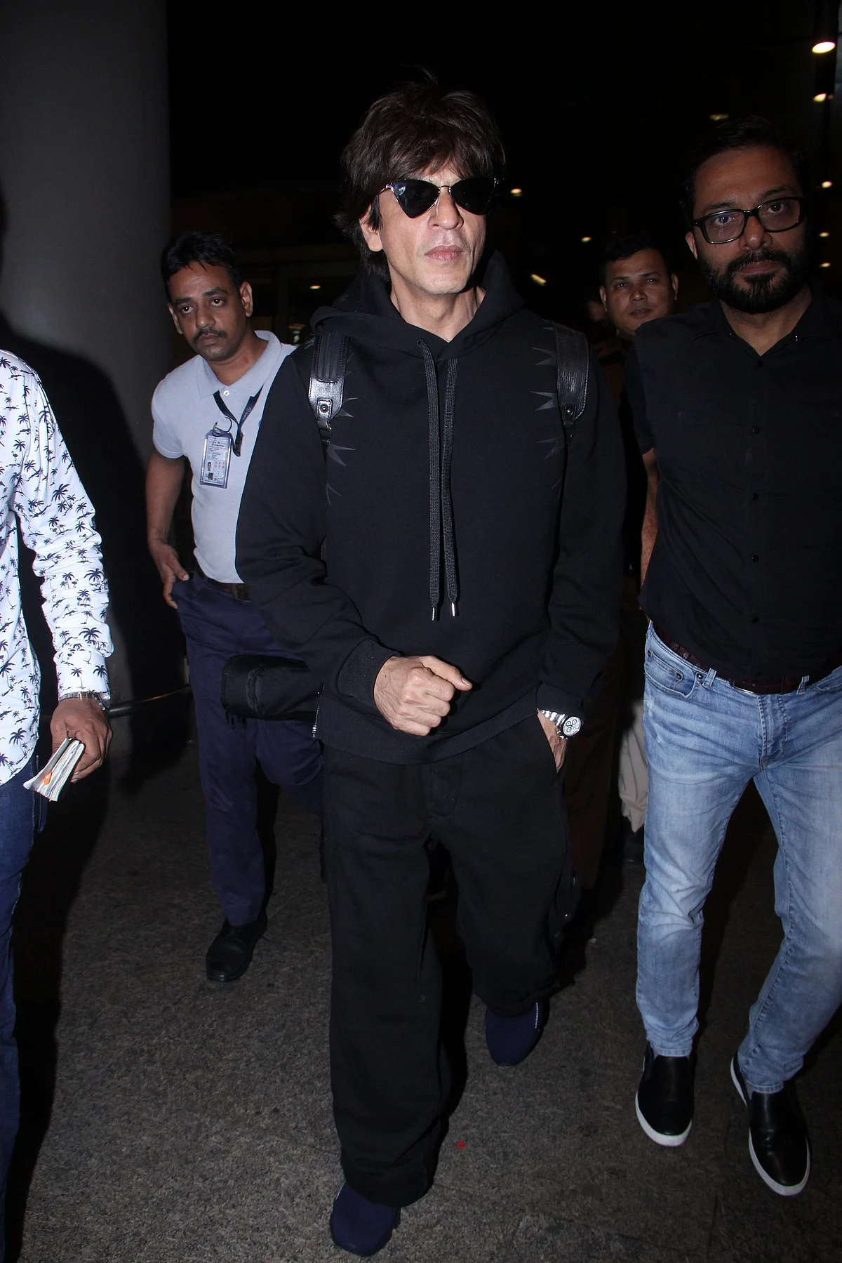 Shah Rukh Khan snapped in all black at Mumbai Airport