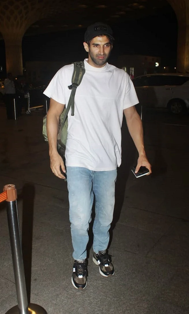 Aditya roy Kapoor spotted by paparazzis at Mumbai airport