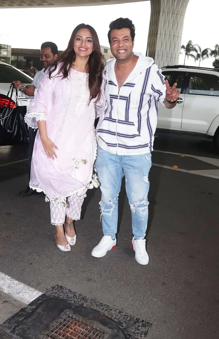 Meanwhile Sonakshi Sinha who is busy with her two major movie promotions ‘Khandaani Shafakhana’ and ‘Mission Mangal’ was all smiles to lenses with Varun Sharma at Mumbai airport.