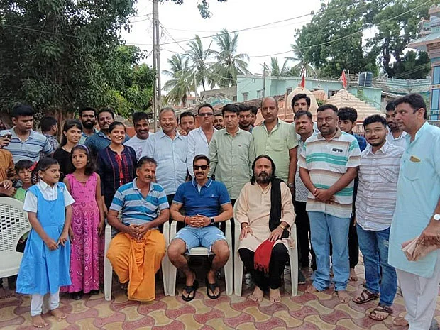 Ajay Devgn wearing shorts to a temple, leads to trolling on social media