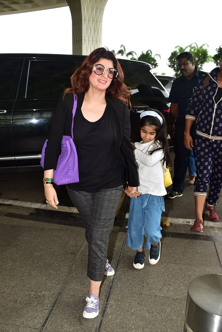 Mommy Twinkle Khanna with daughter Nitara at airport.