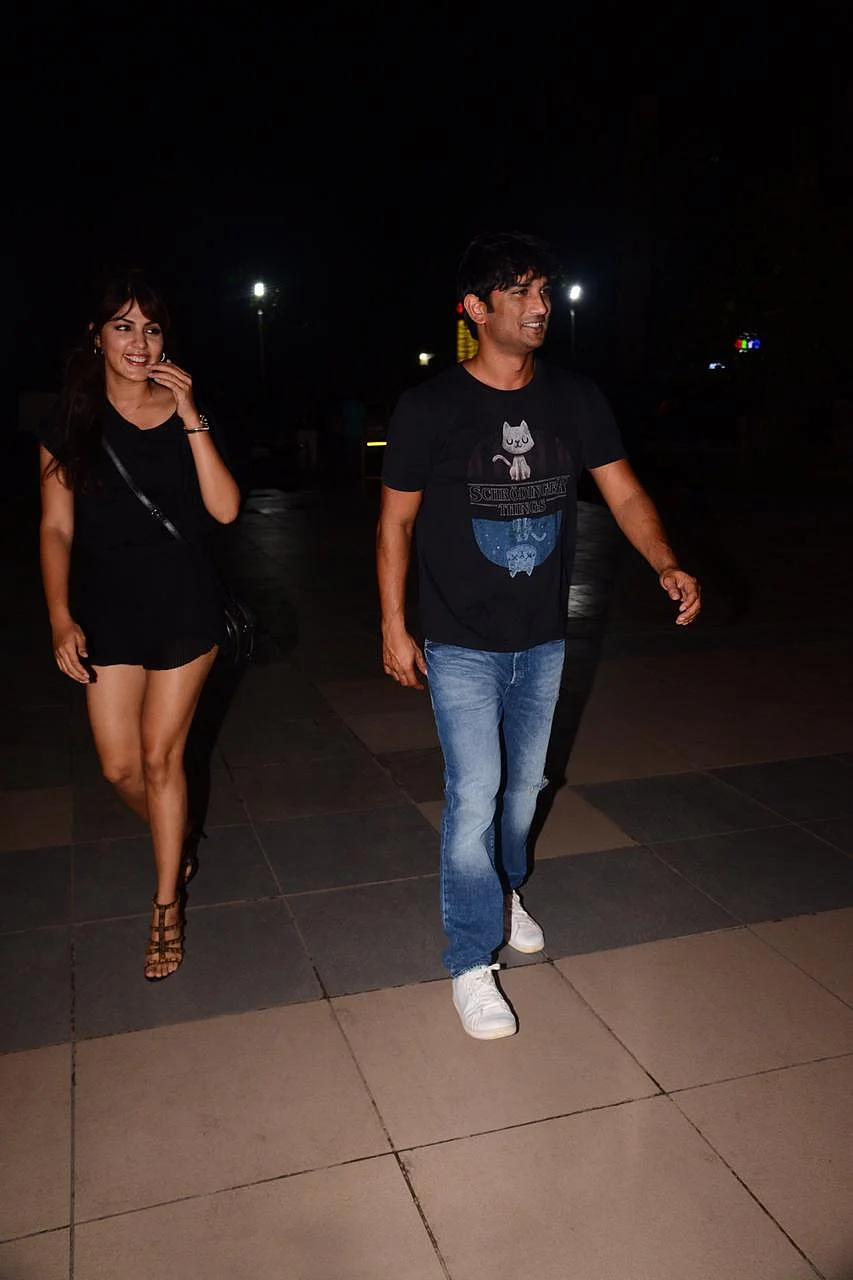 Rhea Chakarborthy and Sushant Singh Rajput Last Night spotted Dirty Buns in Kamala Mill