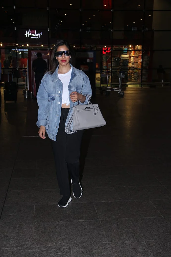 Sophie Choudry at Mumbai Airport