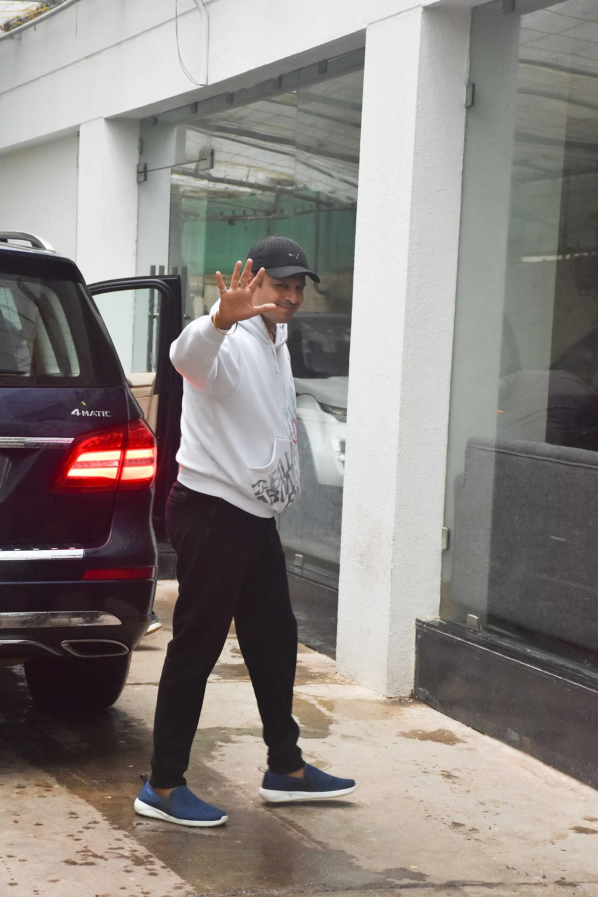 Vivek Oberoi was spotted outside the dubbing studio in Juhu.