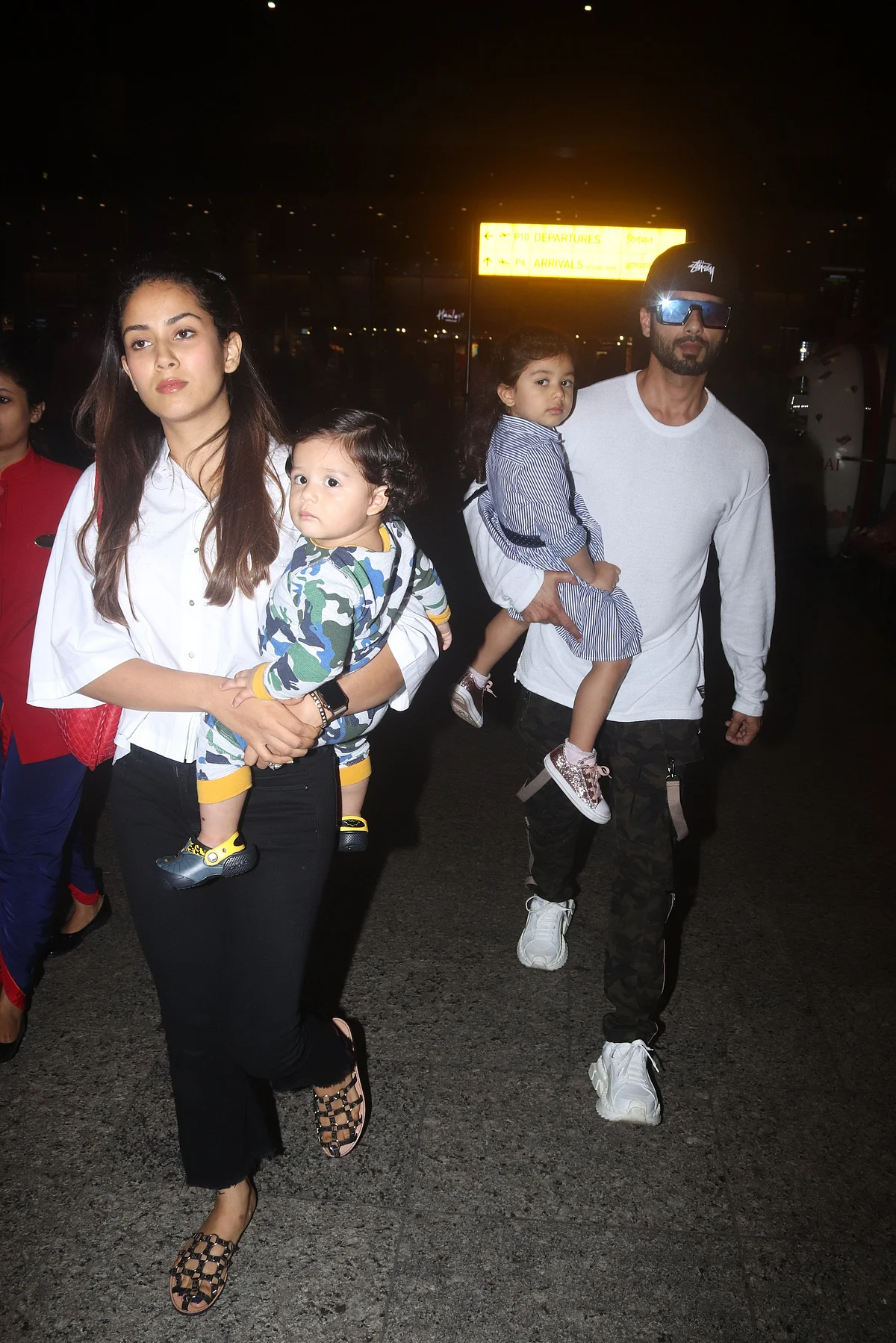 Shahid Kapoor leaves with wife Mira Kapoor and kids Meesha and Zyan