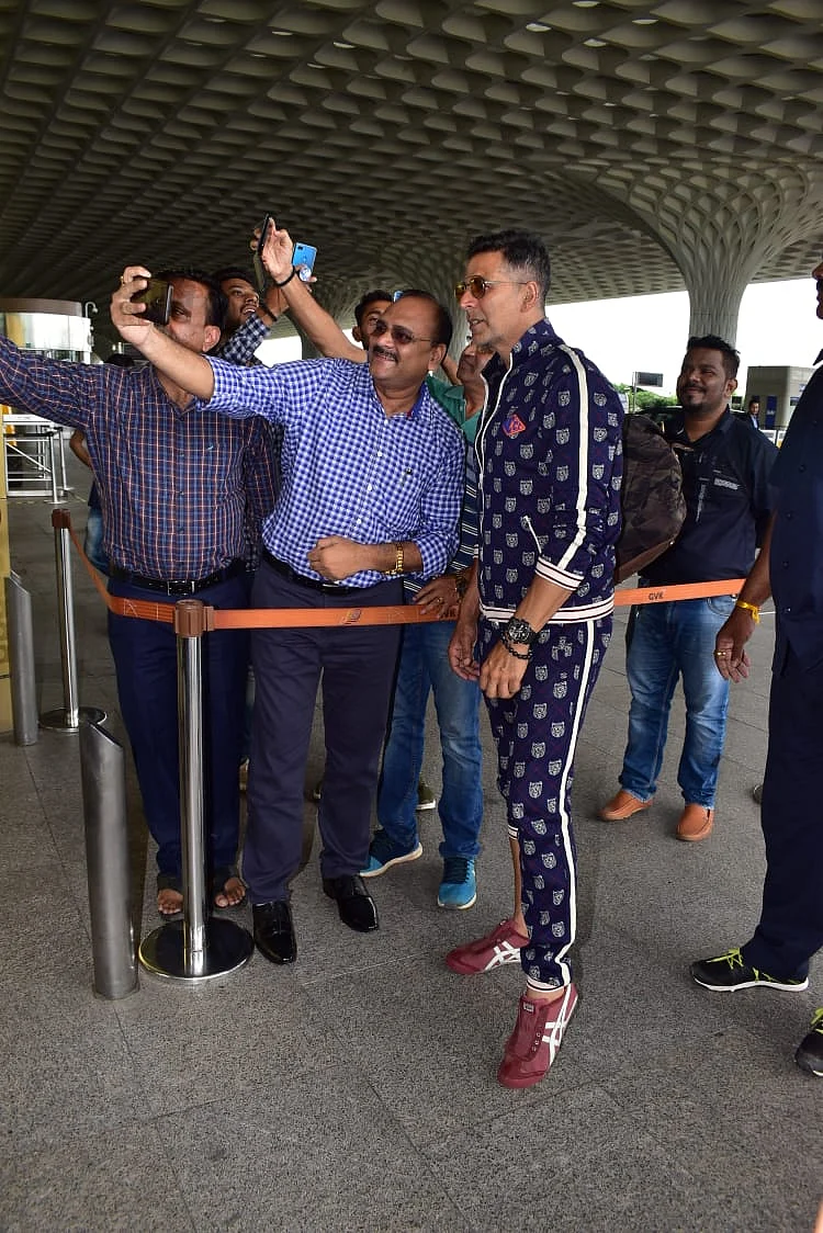 Akshay Kumar posed for selfies with fans at airport.