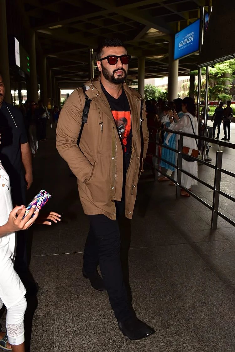 Arjun Kapoor and girl friend Malaika Arora were snapped at the Mumbai airport heading home from Australia