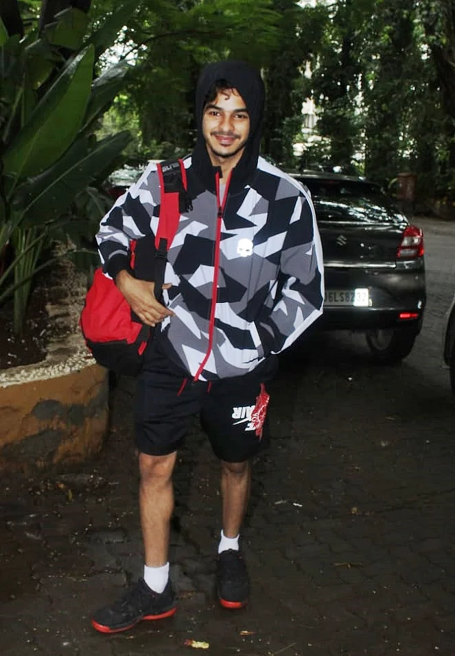 Actor Ishaan Khatter who became a elder brother recently was spotted outside a gym. He was wearing his staple back and grey hoodie jacket with a red bag and black shorts.