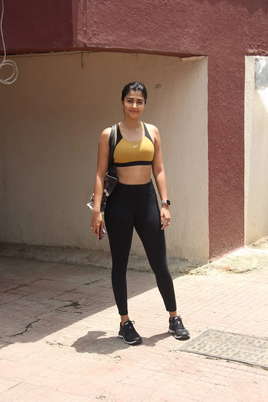 ‘Mohenjon Daro’ actress Pooja Hegde was snapped at Pilates center while stepping out.