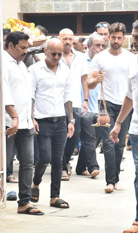 Amitabh Bachchan, Dharmendra arrive at J Om Prakash’s residence, offer condolences