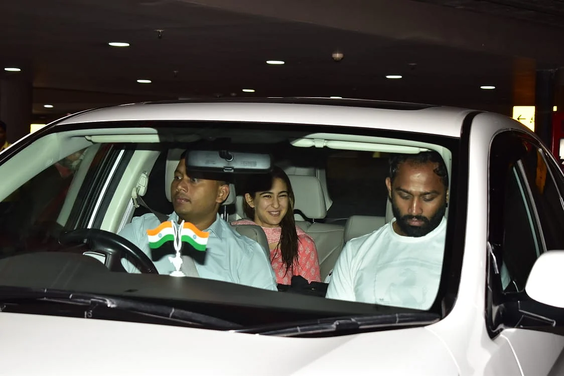 Watch Sara Ali Khan pick up rumoured BF Kartik Aaryan at airport