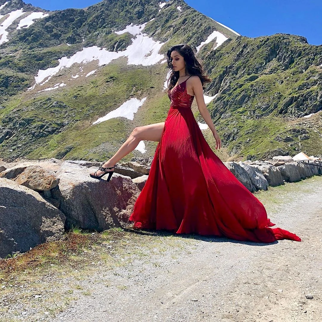 Saaho: Shraddha Kapoor stuns in wine coloured dress for 'Enni Sohni' song