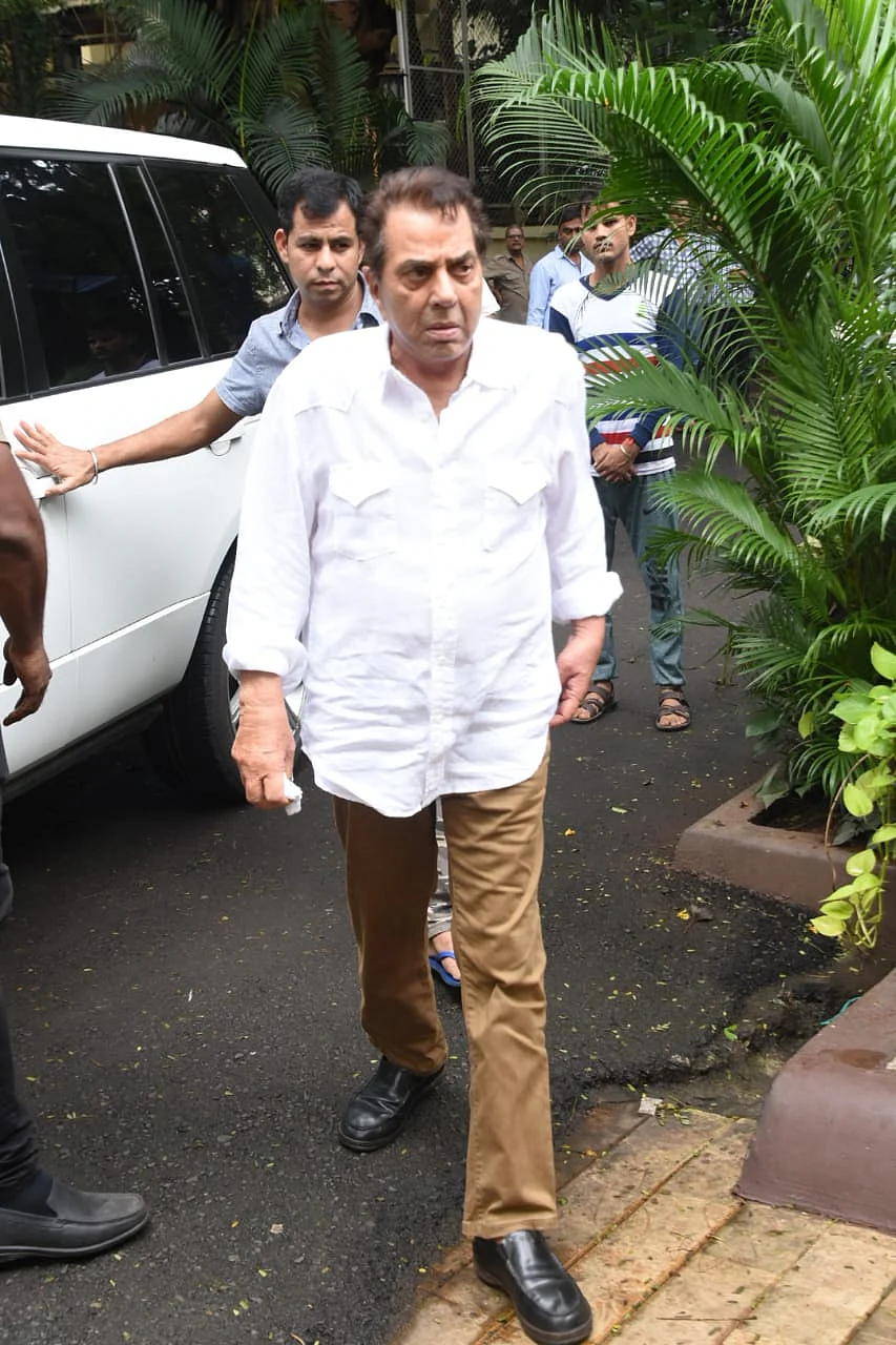 Amitabh Bachchan, Dharmendra arrive at J Om Prakash’s residence, offer condolences