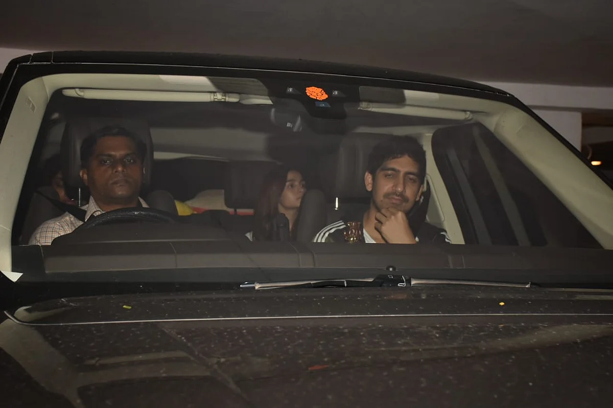 Alia Bhatt, Zoya Akhtar, Shweta Bachchan Nanda, Kiran Rao and Ayan Mukerji spotted at the Karan Johar’s residence.