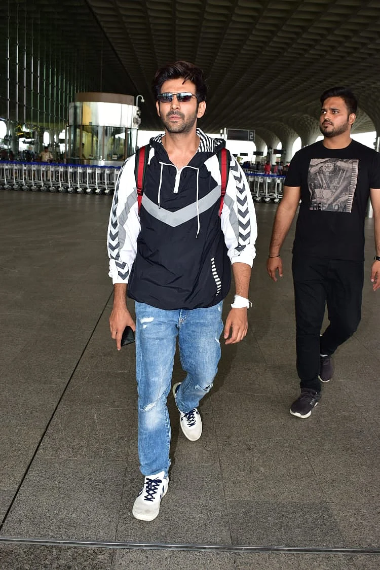 Kartik Aaryan too spotted at the Mumbai airport.