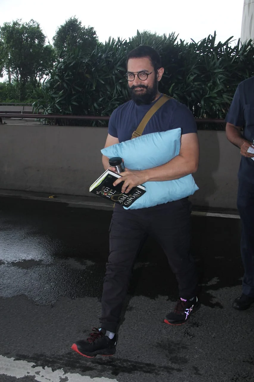 Amir khan spotted at Mumbai airport