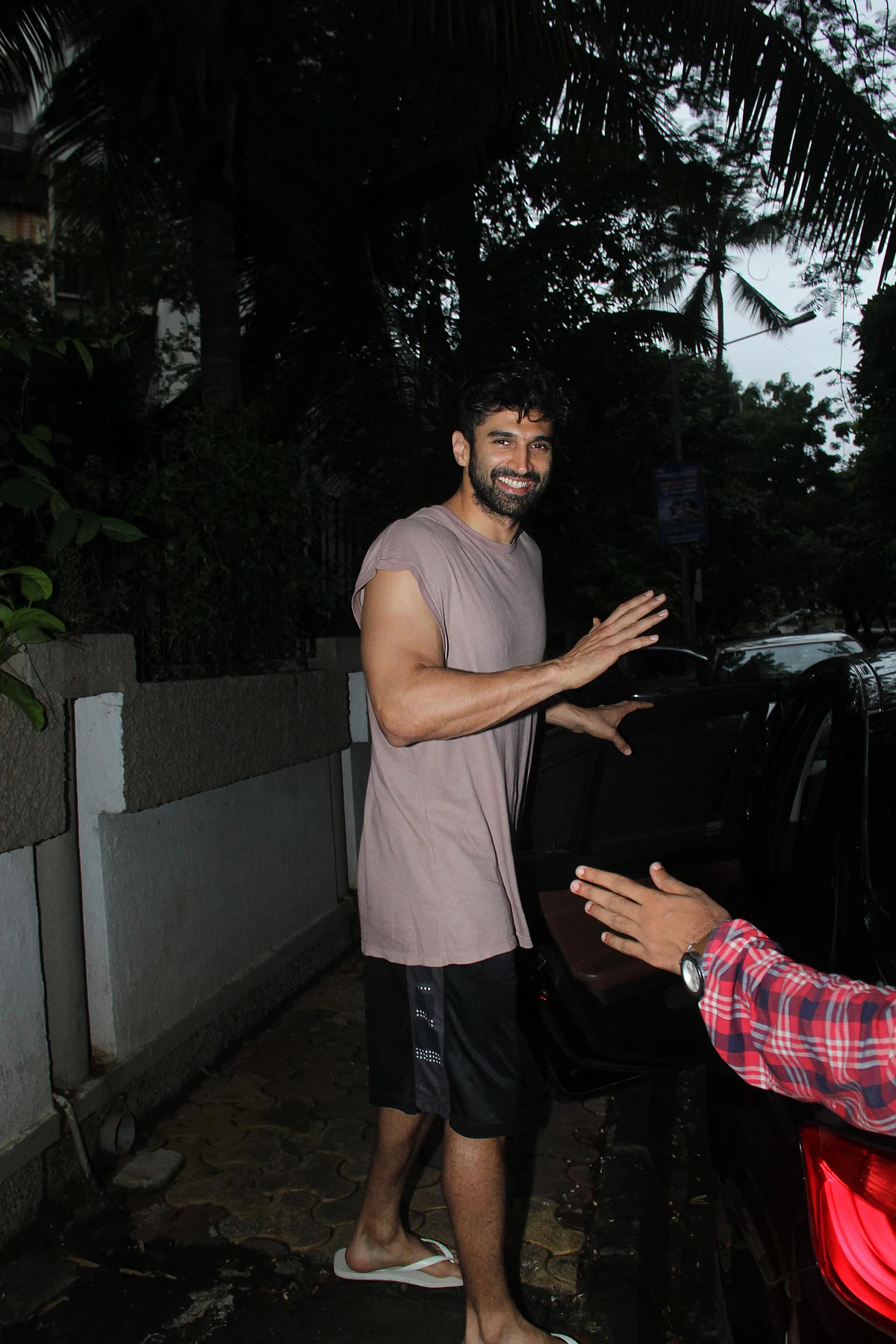 ‘Kalank’ actor Aditya Roy Kapur was all smiles at paparazzi when he left from Mohit Suri’s office in Bandra.