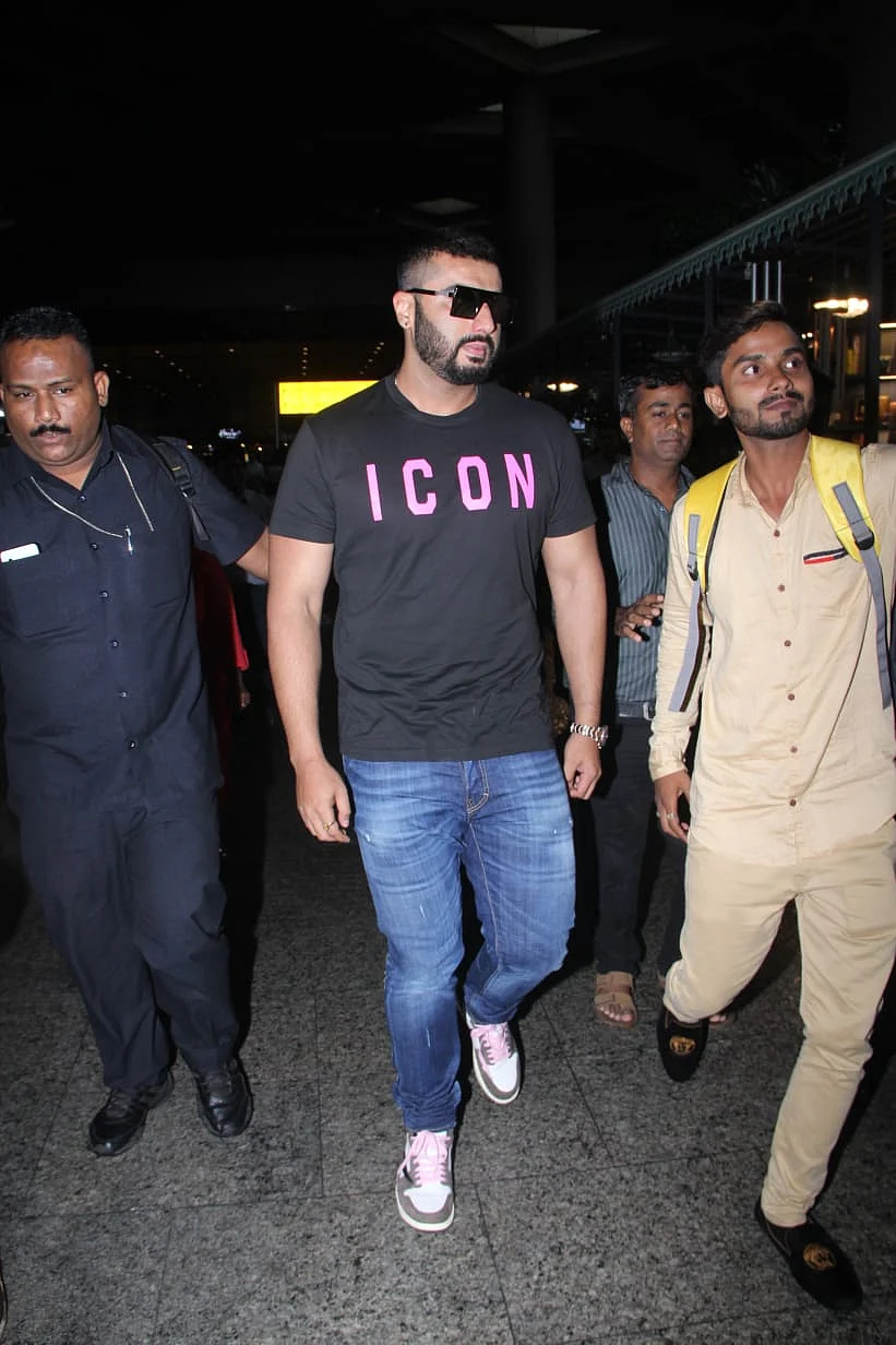 Arjun Kapoor who recently wrapped up Panipat and revealed his grown hair, was seen at the Mumbai Airport.