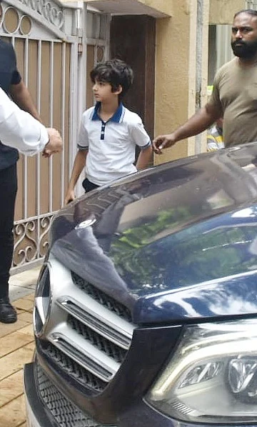 Amitabh Bachchan, Dharmendra arrive at J Om Prakash’s residence, offer condolences