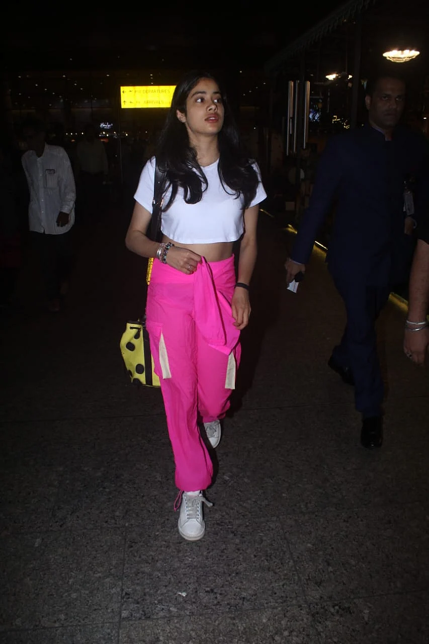 Jahnvi Kapoor is currently shooting for Kargil Girl, aka Gunjan Saxena biopic was also seen on Mumbai airport donning a bright neon pink pants with a white crop top. The actress never fails to carry her Sponge Bob Squarepants bag.
