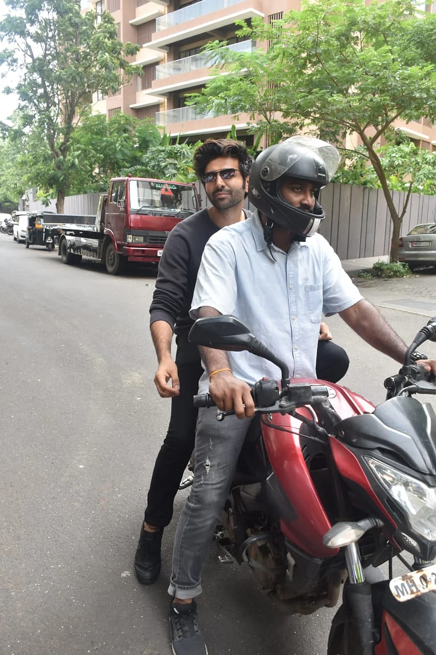 Kartik Aaryan enjoyed his bike ride in Juhu.