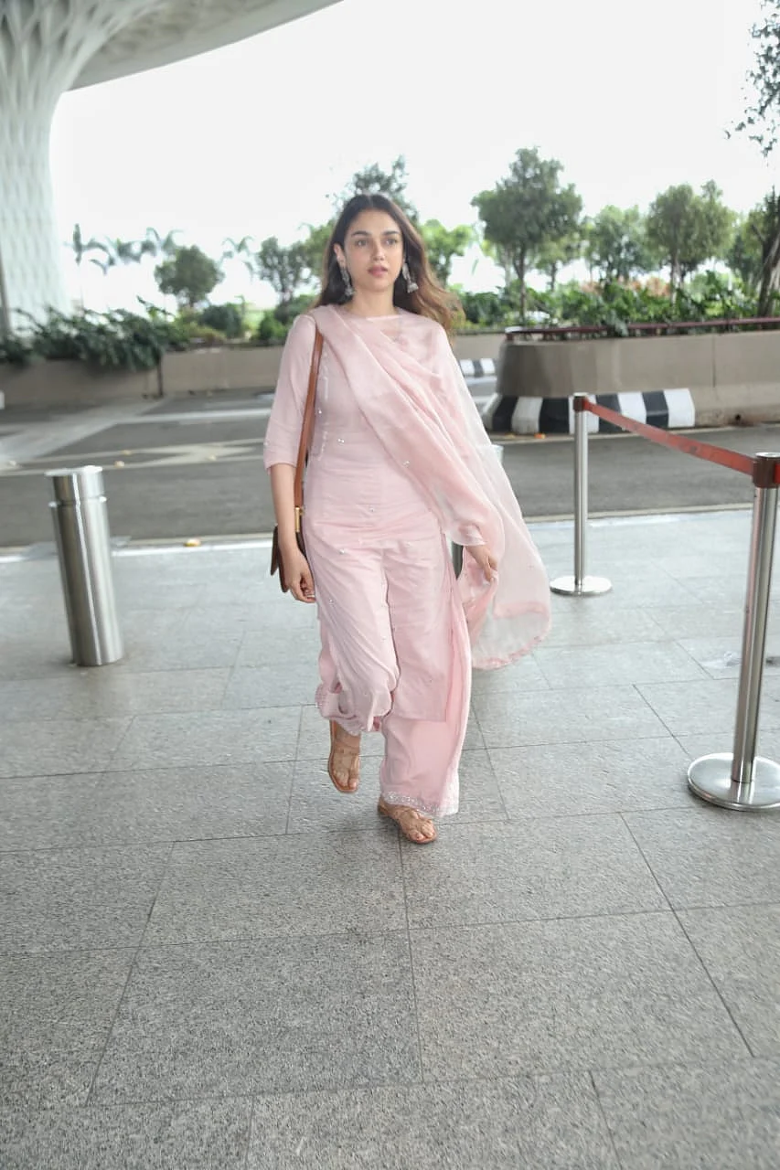 Paparazzi Files: Genelia Deshmukh, Kartik Aaryan, Shahid Kapoor captured by shutterbugs