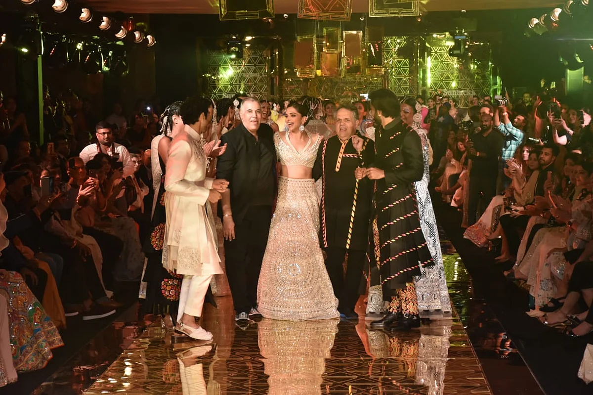 Deepika Padukone sets the stage on fire as Abu Jani - Sandeep Khosla’s show stopper
