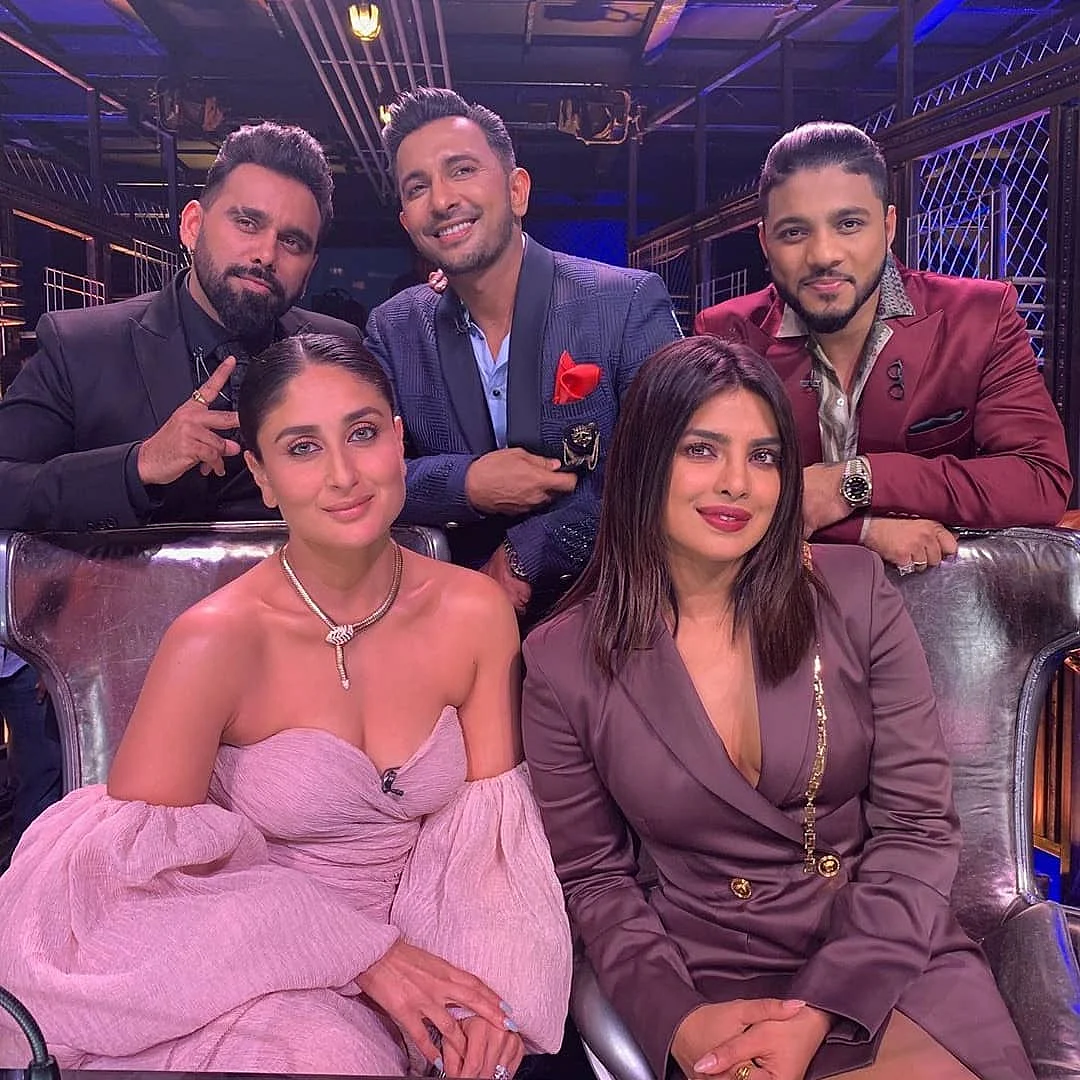 Priyanka Chopra, Kareena Kapoor have a 'kiss off', groove to 'Aaj Ki Raat', see pics, video