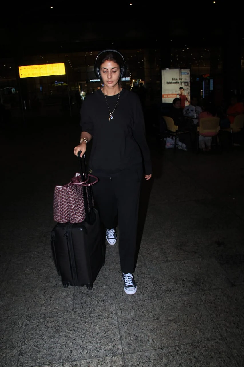 Big B’s daughter and entrepreneur Shweta Bachchan Nanda clicked by paparazzi on airport this morning.
