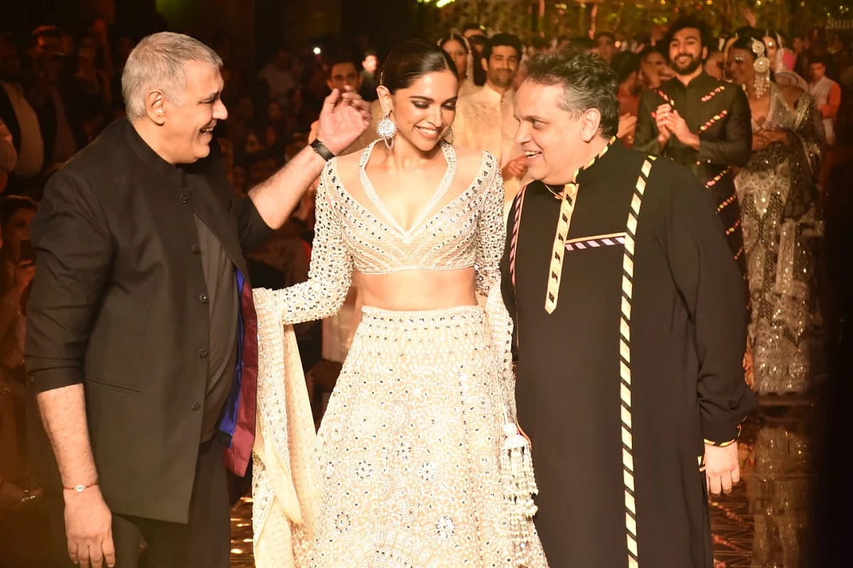 Deepika Padukone sets the stage on fire as Abu Jani - Sandeep Khosla’s show stopper