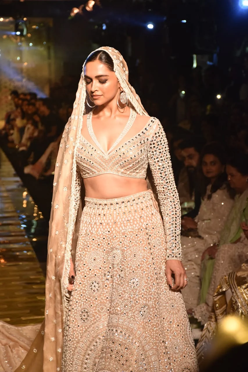 Deepika Padukone sets the stage on fire as Abu Jani - Sandeep Khosla’s show stopper
