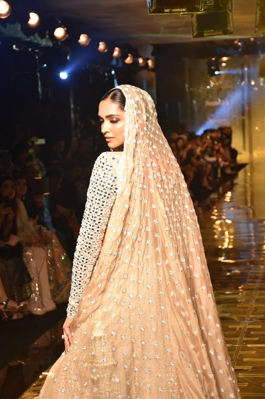 Deepika Padukone sets the stage on fire as Abu Jani - Sandeep Khosla’s show stopper