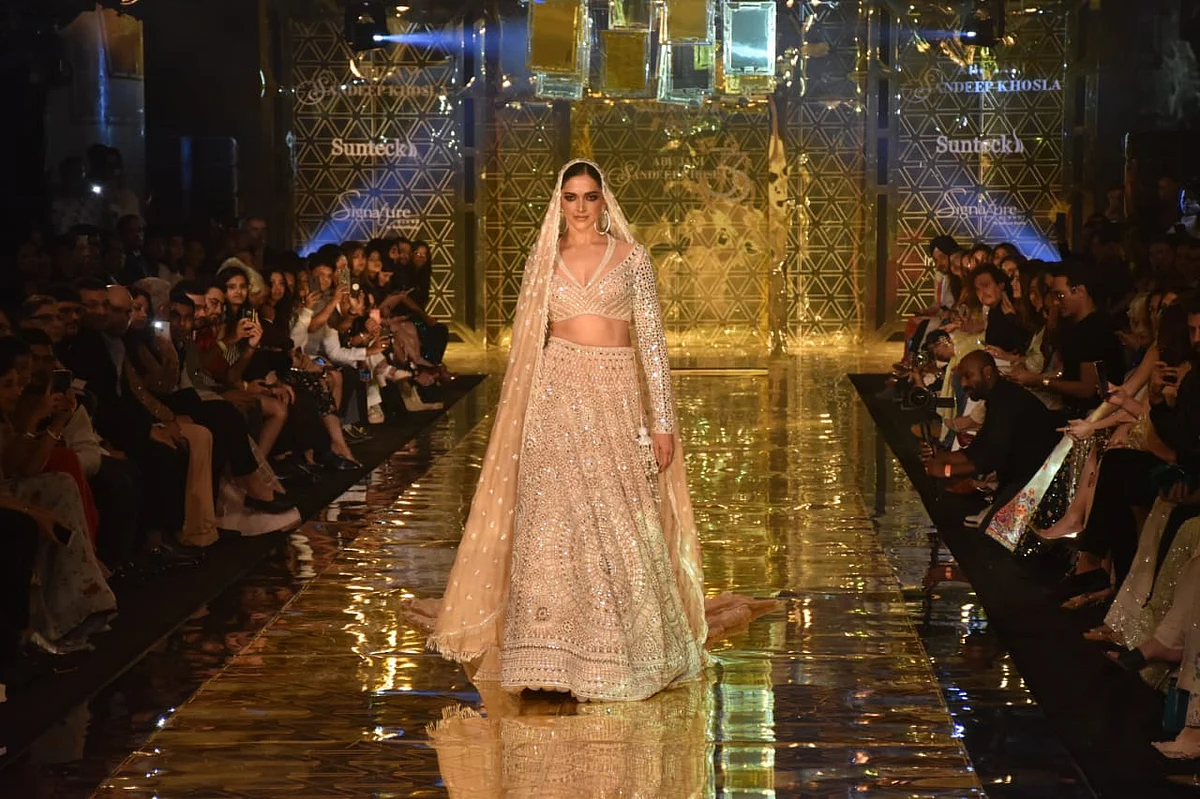 Deepika Padukone sets the stage on fire as Abu Jani - Sandeep Khosla’s show stopper