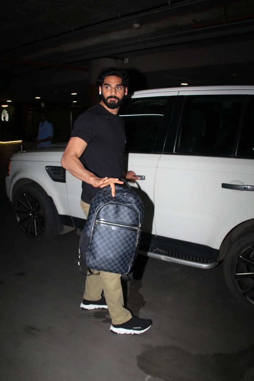Sunil Shetty’s son Ahan was snapped at the Mumbai airport returning home early morning. The star kid is yet to make his debut in Bollywood, but is gearing up for Milan Luthria's directorial. The film is produced by Sajid Nadiadwala.