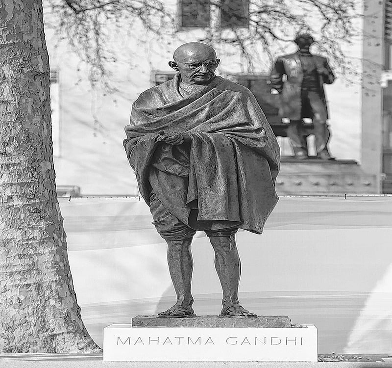Mahatma Gandhi an example for this world UK's sculptor