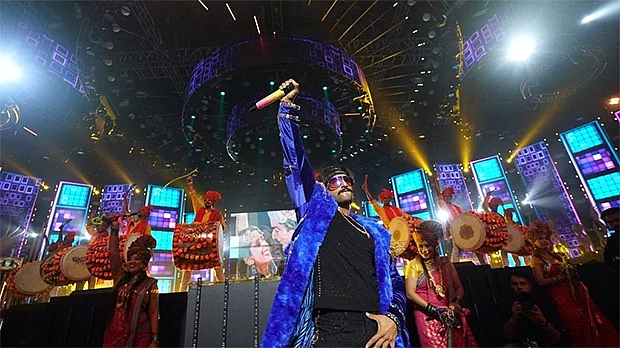 IIFA Awards 2019: Ranveer kisses Deepika after winning Best Actor award