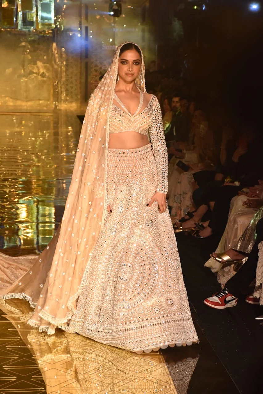 Deepika Padukone sets the stage on fire as Abu Jani - Sandeep Khosla’s show stopper