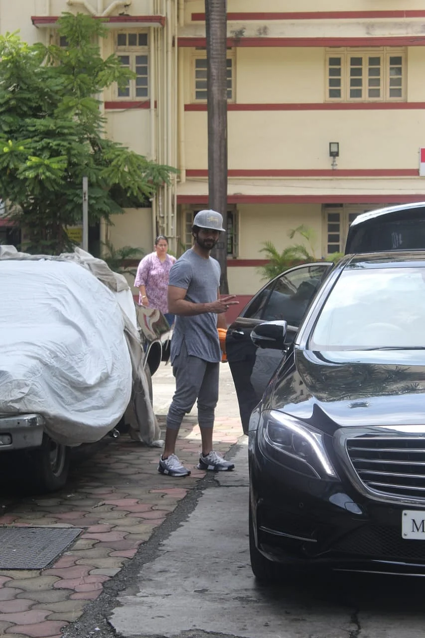 Shahid Kapoor spotted at ithinkfitness