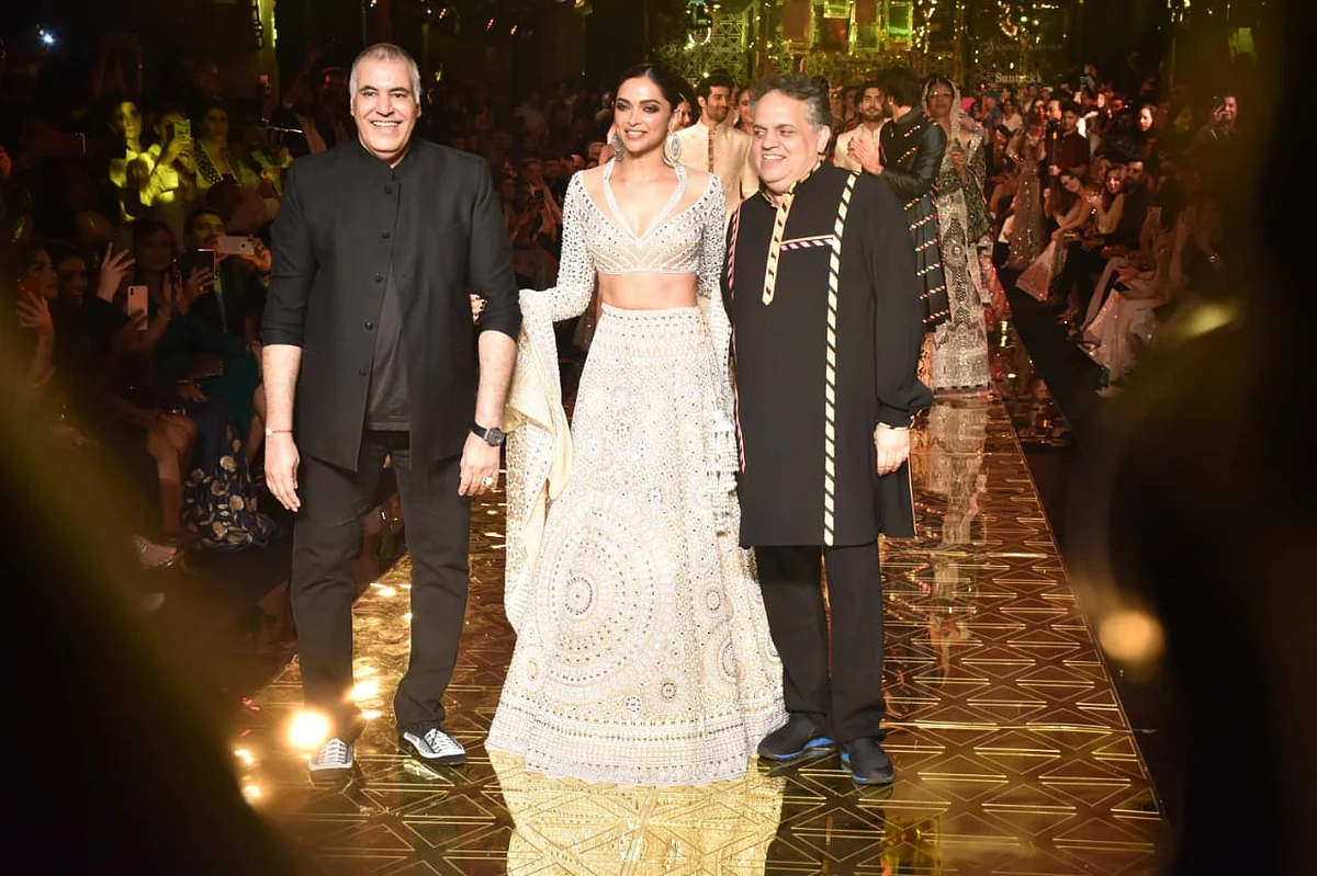 Deepika Padukone sets the stage on fire as Abu Jani - Sandeep Khosla’s show stopper