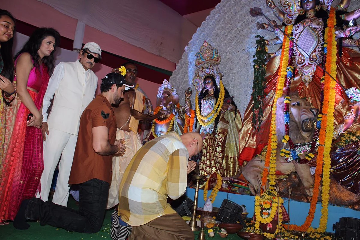 Hrithik, Rakesh Roshan celebrate Maha Navami at Durga Puja pandal in Juhu