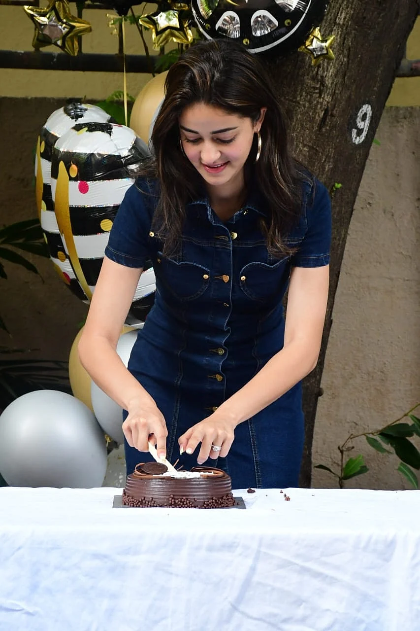 Ananya Panday celebrates her 21st birthday in filmy style with paparazzi