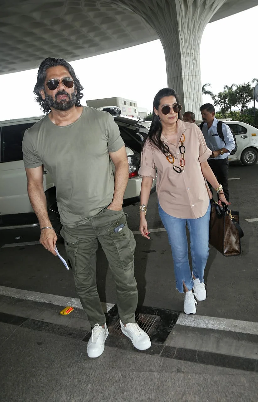 Suniel Shetty with wife Mana Shetty at airport