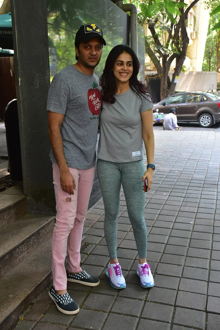 Genelia D'Souza Deshmukh and Riteish Deshmukh spotted at Starbucks Khar