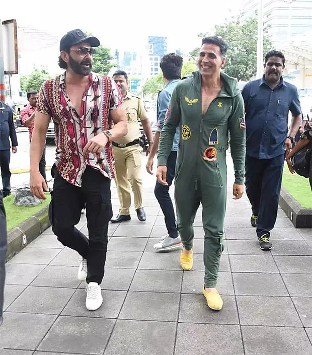 Akshay Kumar covers himself from head to toe as he steps out for lunch with 'Housefull 4' cast