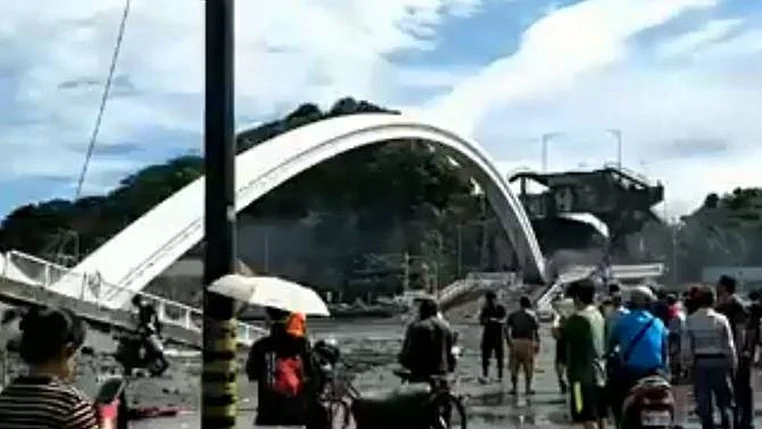 Bridge collapsed in Taiwan