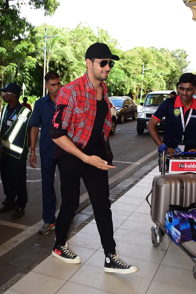 Siddharth Malhotra and Tara Sutaria at airport